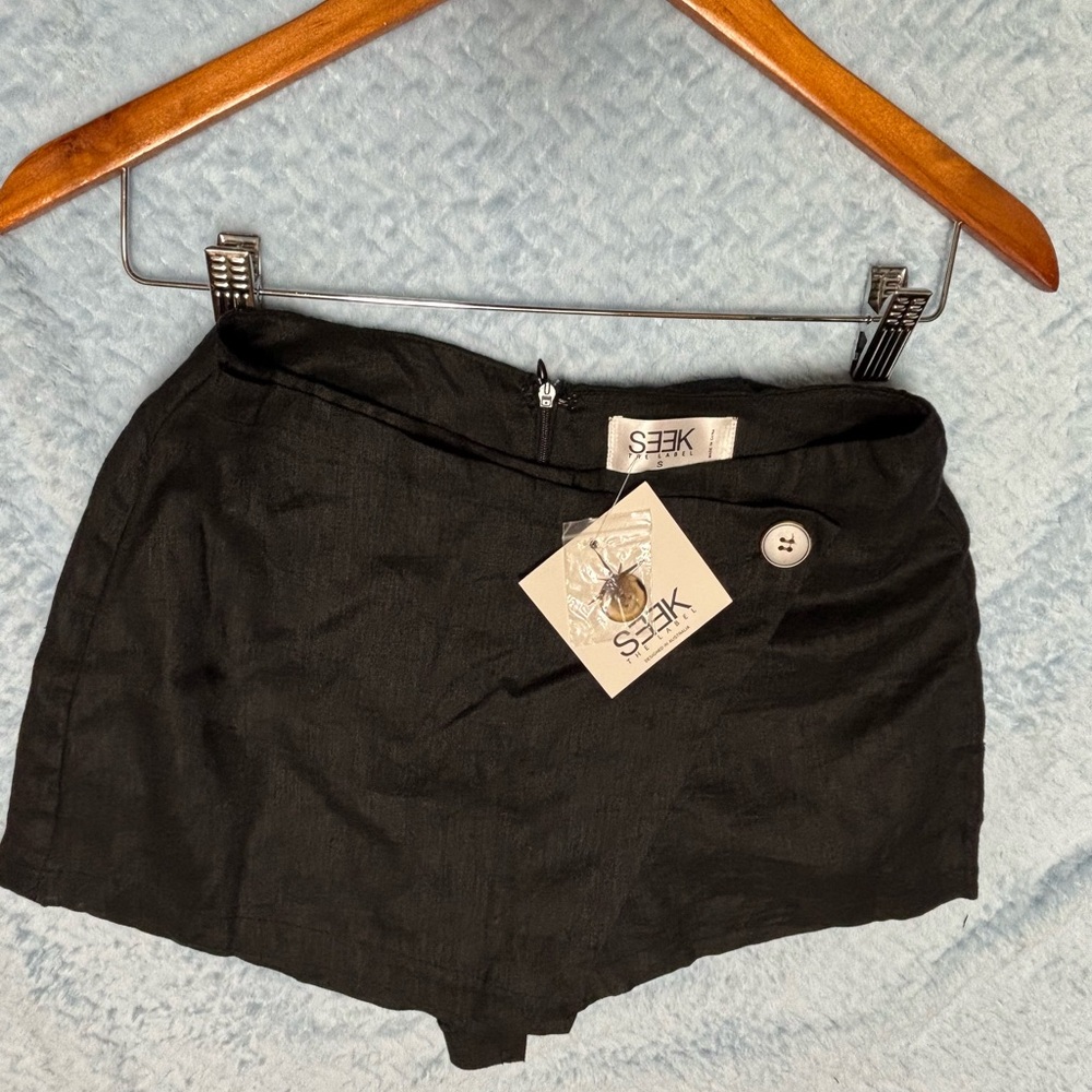 SEEK THE LABEL Linen Shorts Black Color